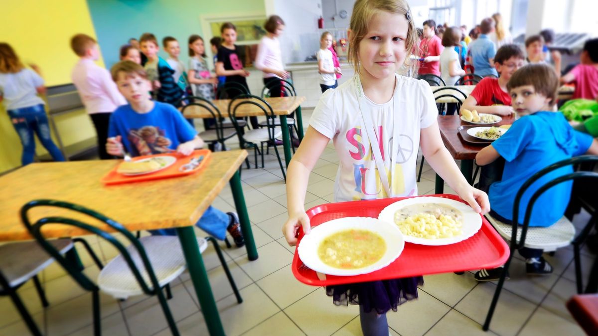 Školní jídelny plošně zdražují